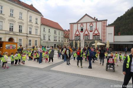 Otroci kamniških šol in vrtcev rajali na Glavnem trgu in se učili o trajnostni mobilnosti (91)